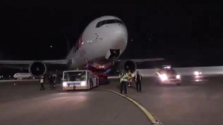İstanbul Havalimanı'nda gövdesi üzerine inen uçak kaldırıldı