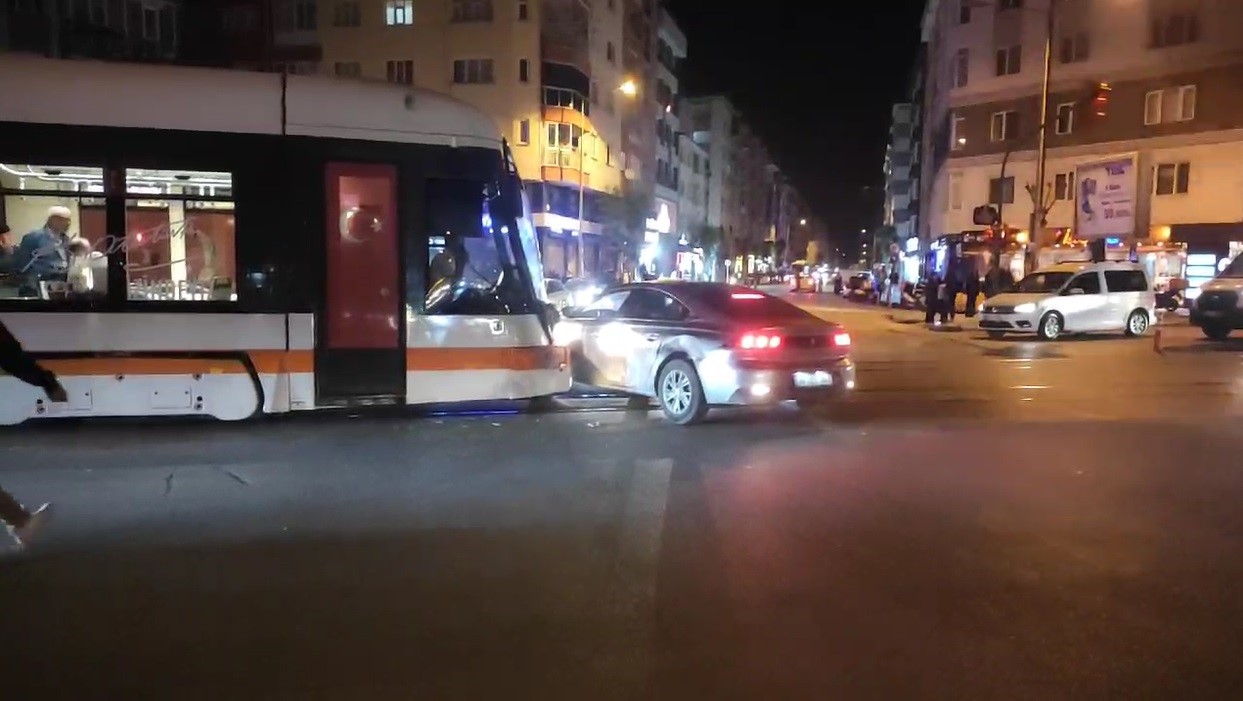 Seyir halindeki tramvay dönüş yapan otomobile çarptı