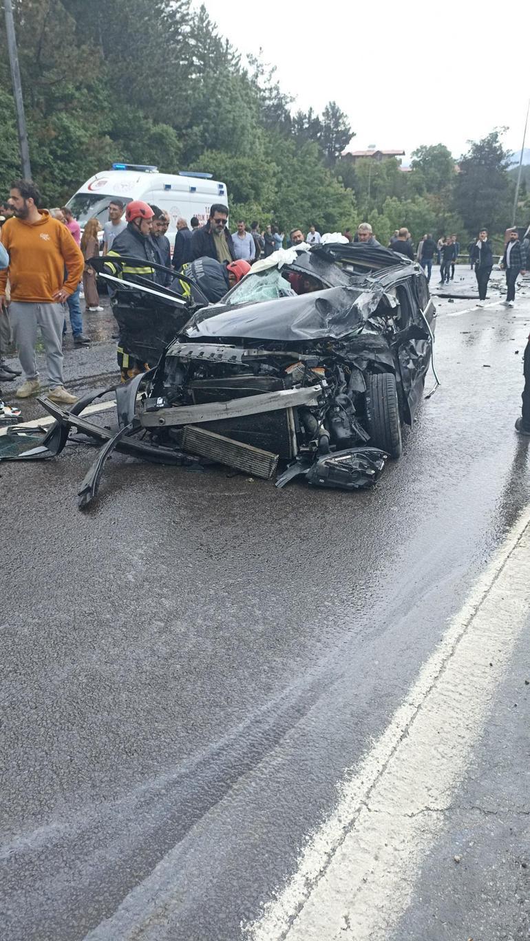 TIR'ın içinde bulunduğu otomobile çarptığı anı kaydetti; durumu ağır