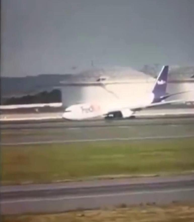 İstanbul Havalimanı'nda uçak gövde üstü indi