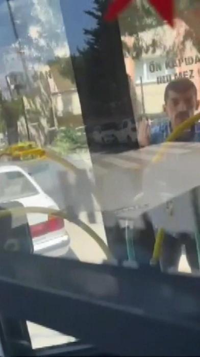 Üsküdar'da İETT otobüsü şoförüne saldırı girişimi kamerada