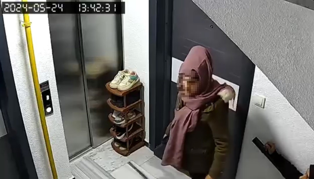 Evlerin kapılarını kartla açarak hırsızlık yapan kadınlar güvenlik kamerasına yakalandı