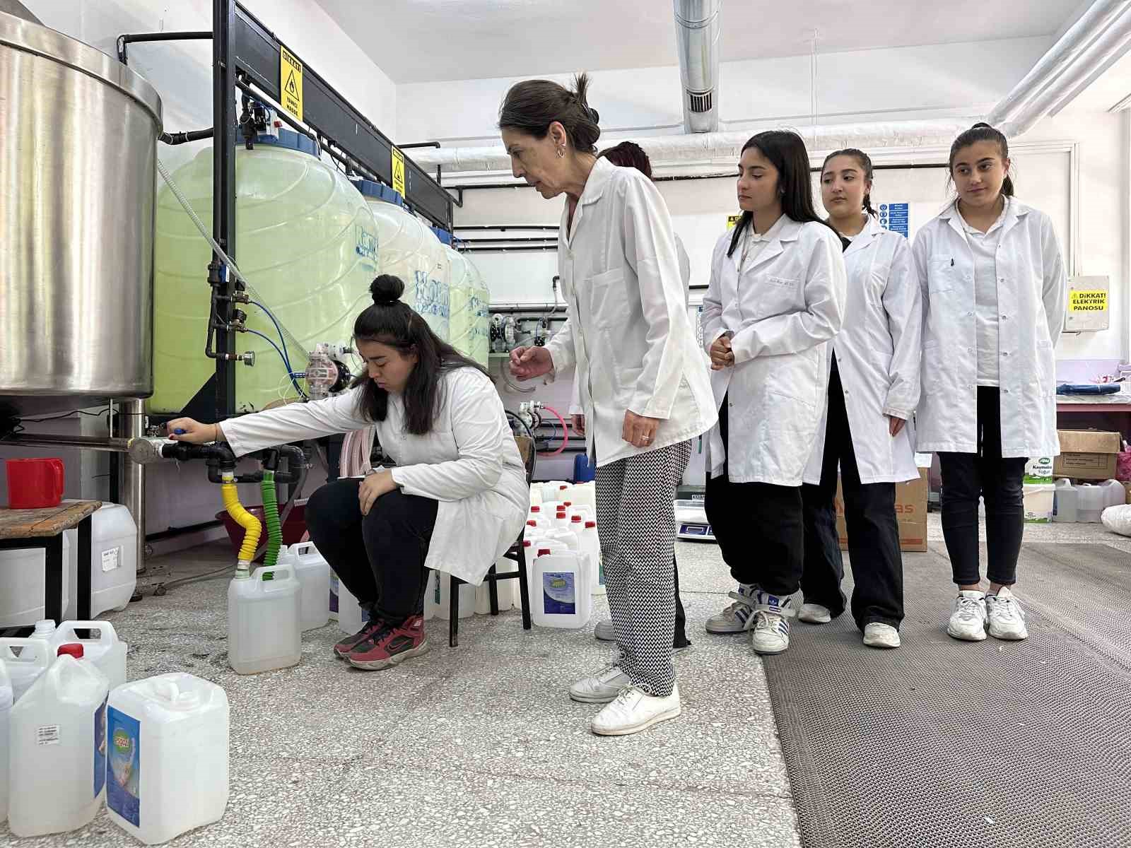 Lise öğrencileri ayda 10 ton kimyasal temizlik ürünü üretiyor