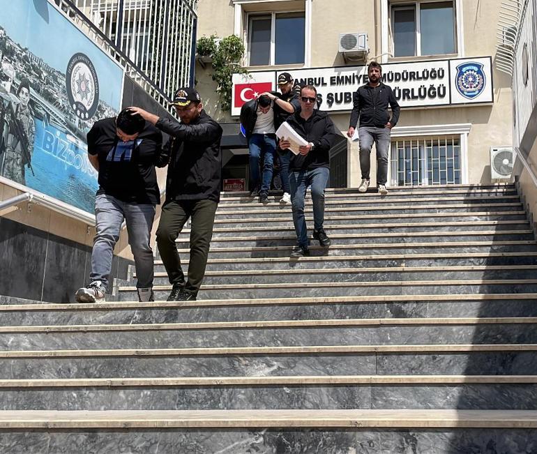 ATM'den para çeken turistleri yardım etme bahanesiyle dolandıran 3 şüpheli kamerada