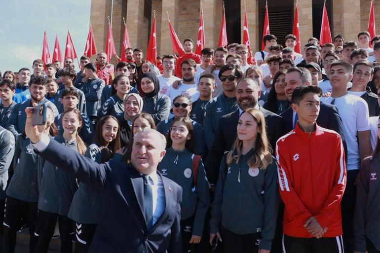 Bakan Bak, öğrenciler ve sporcularla Anıtkabir'i ziyaret etti