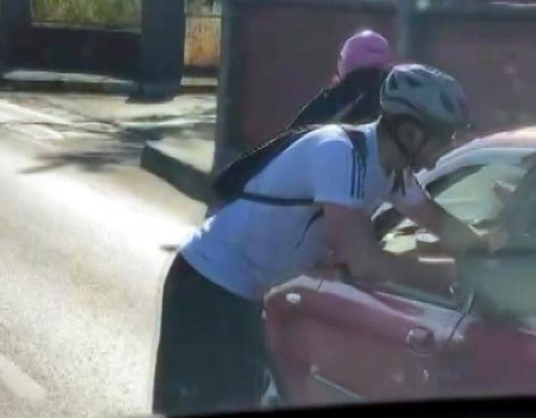 Avcılar’da kadın motosikletli, kendisini uyaran sürücüye saldırdı