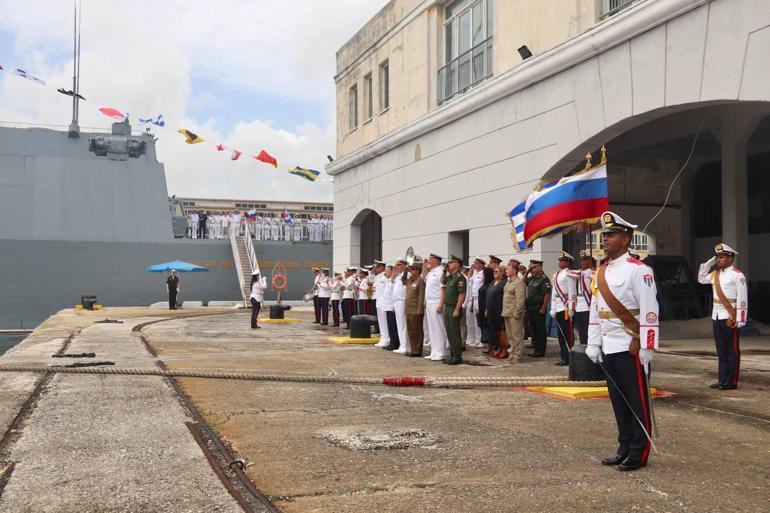 Rus donanmasından savaş gemileri, Küba’nın Havana Limanı’nda