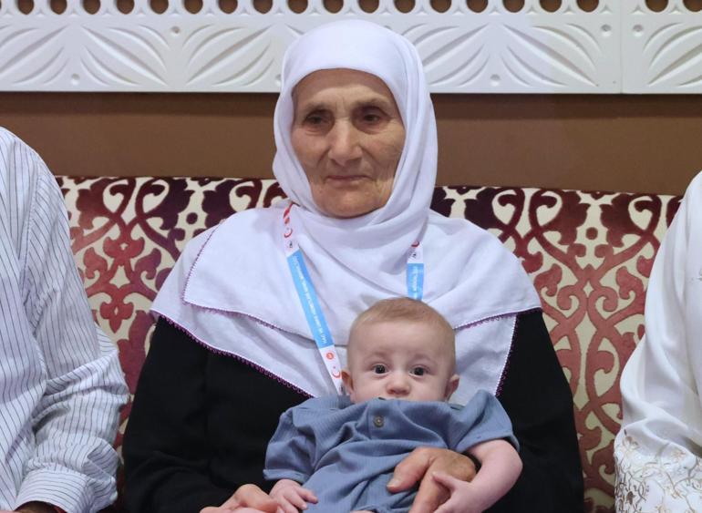 Diyanet İşleri Başkanı Erbaş, en küçük ve en yaşlı hacı adaylarıyla buluştu
