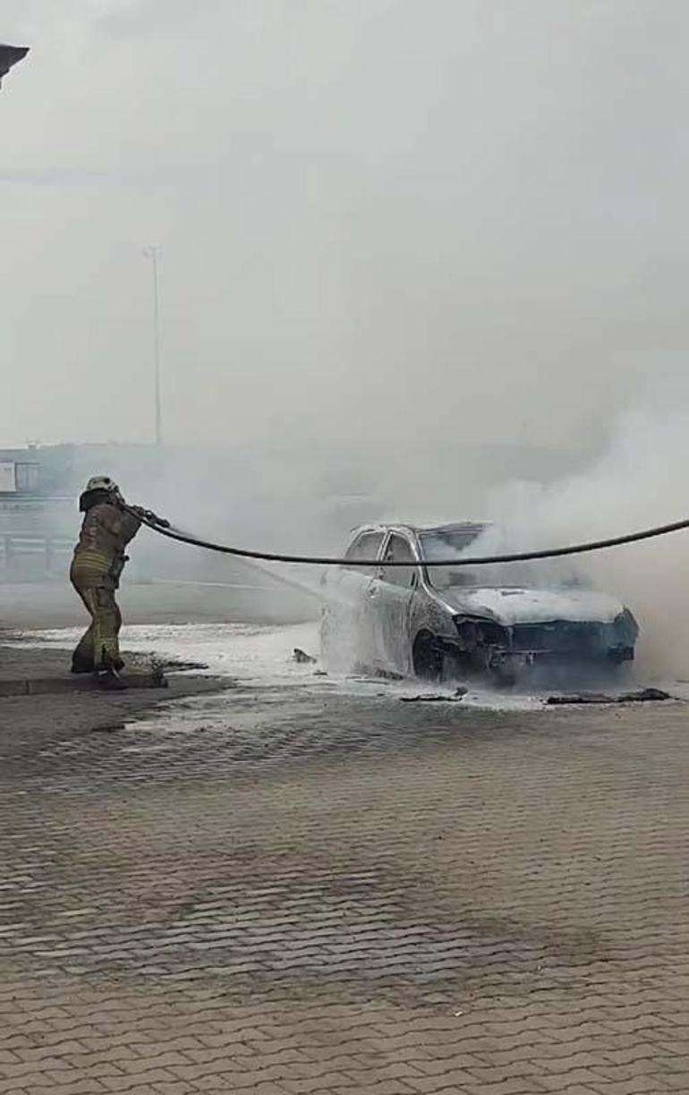 Pendik Kuzey Marmara Otoyolu'nda otomobil alev alev yandı