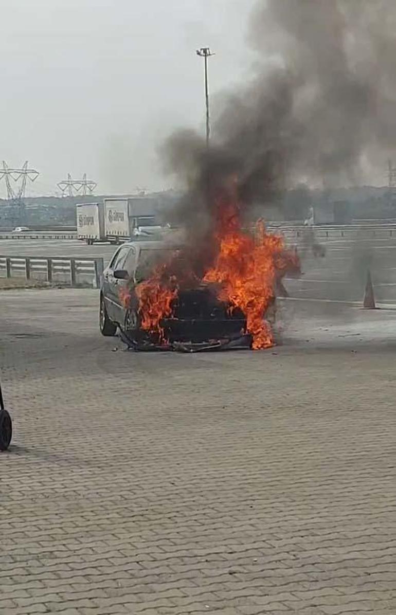 Pendik Kuzey Marmara Otoyolu'nda otomobil alev alev yandı