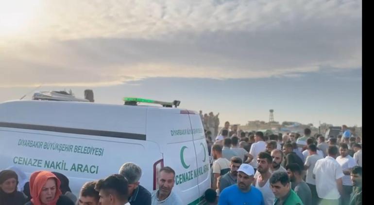 Mardin'deki anız yangınında ölen 2 kişi, toprağa verildi
