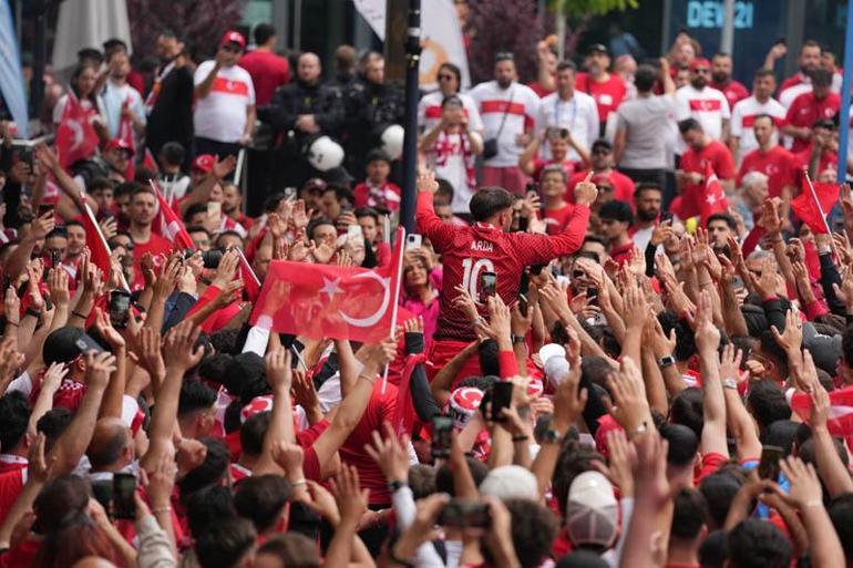 Türk taraftarlar, EURO 2024 coşkusunu yürüyüş etkinliğinde birlikte yaşadı