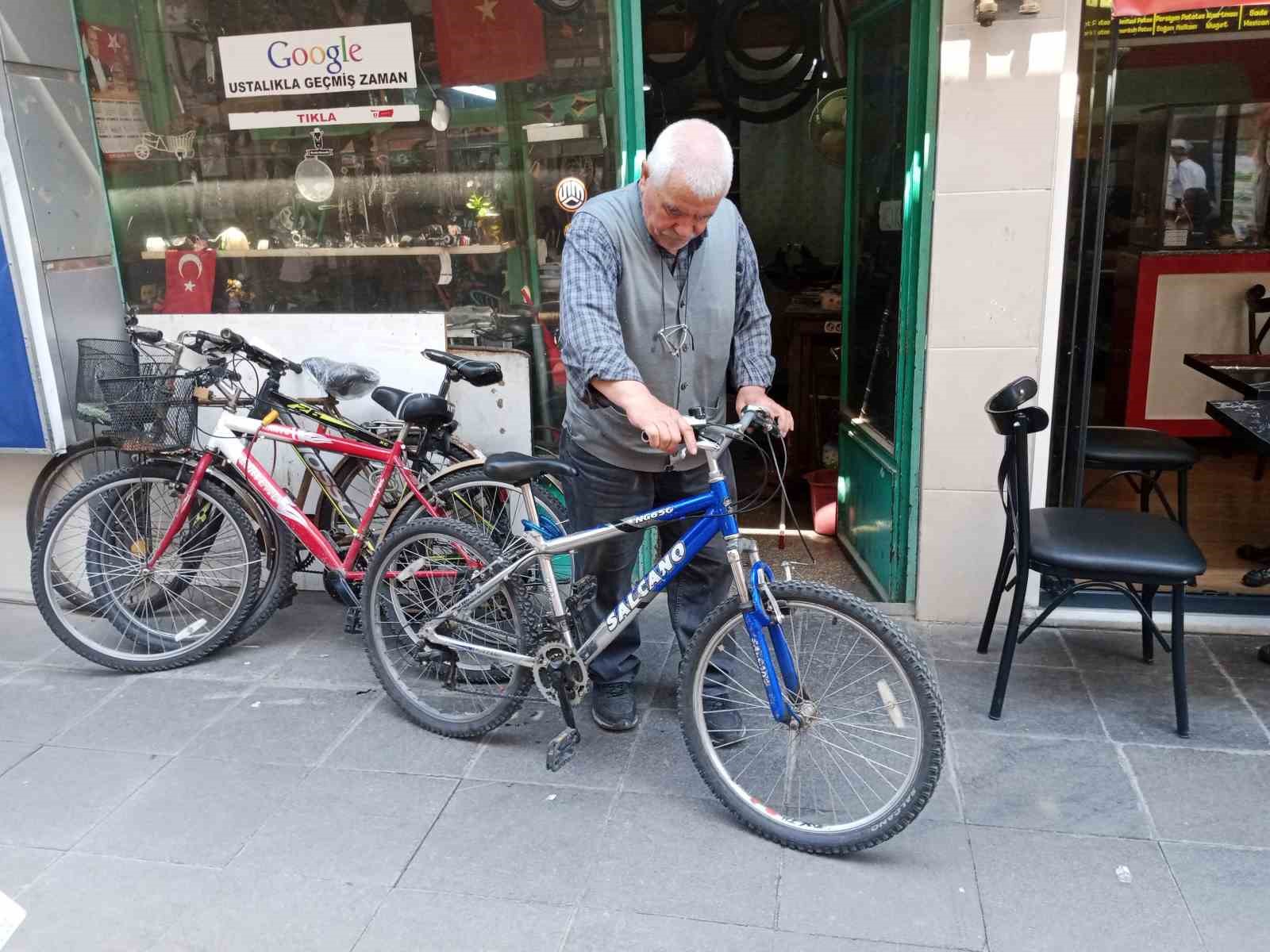 Emekli bisiklet sevdalısı ’Eskişehirliler en çok neden bisiklete biniyor’ sorusunu araştırdı
