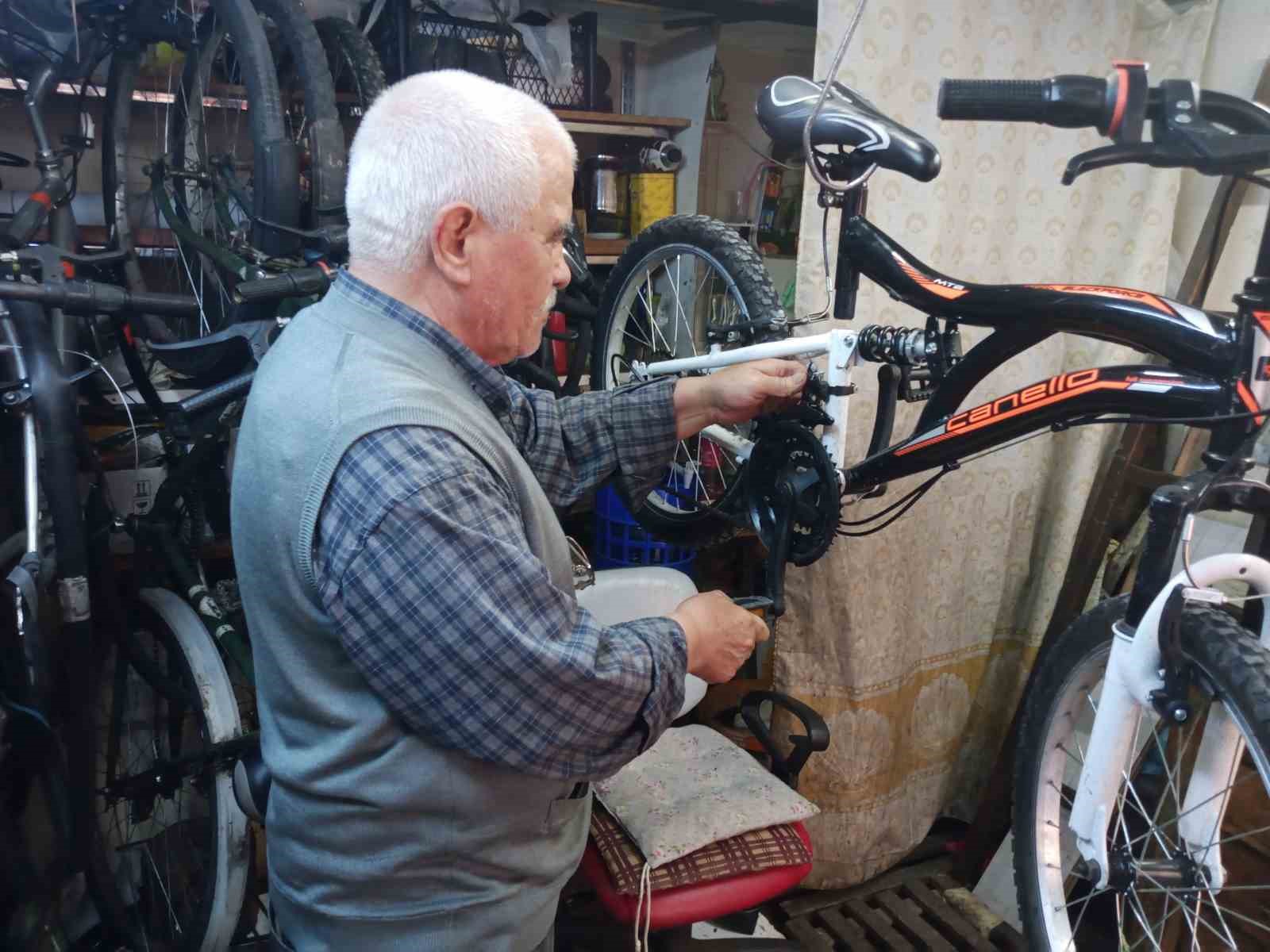 Emekli bisiklet sevdalısı ’Eskişehirliler en çok neden bisiklete biniyor’ sorusunu araştırdı
