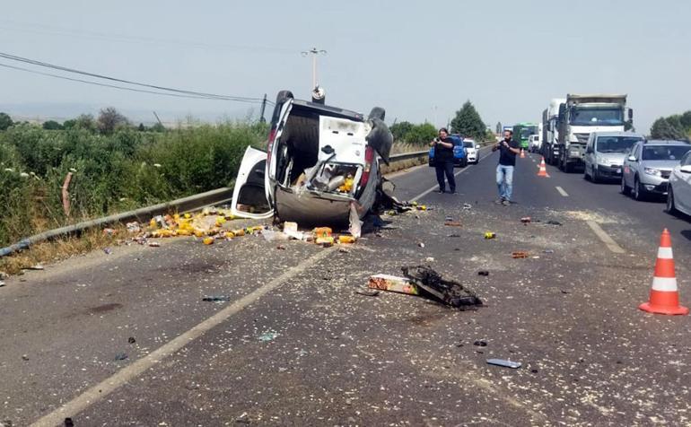 Manisa'da karşı şeride geçen hafif ticari araç, minibüsle çarpıştı: 1 ölü, 5 yaralı