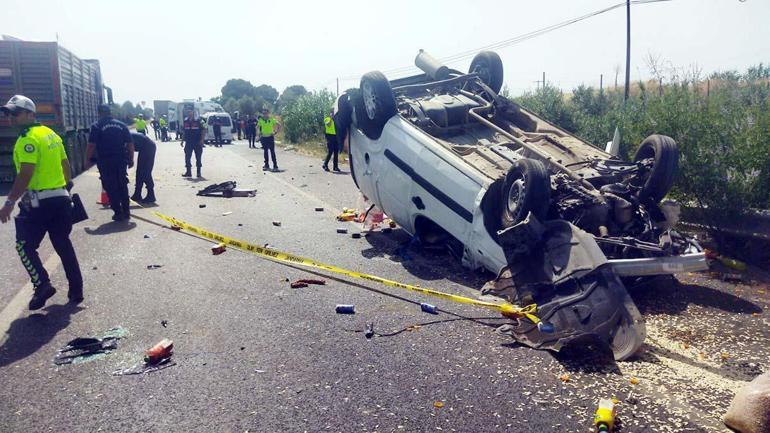 Manisa'da karşı şeride geçen hafif ticari araç, minibüsle çarpıştı: 1 ölü, 5 yaralı