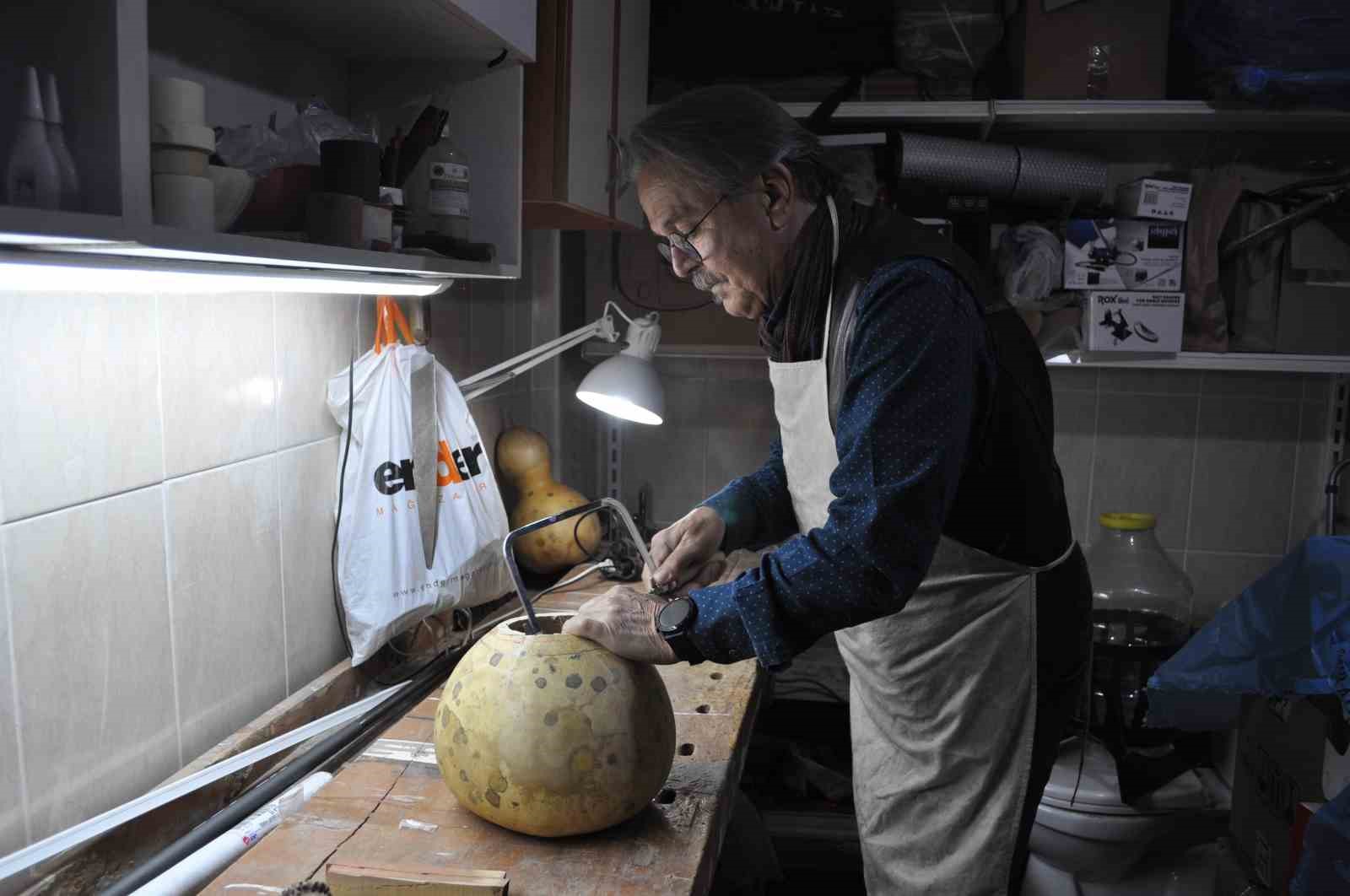 Eski öğretmen emeklilik hayatını özgün enstrümanlar oluşturmaya adadı