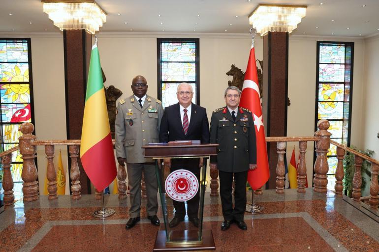 Bakan Güler, Mali Kara Kuvvetleri Komutanı Tuğgeneral Samake ile görüştü