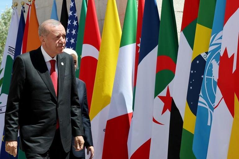 Cumhurbaşkanı Erdoğan, G7’de liderle ayaküstü sohbet etti