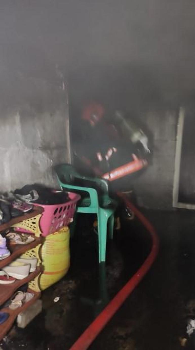 Annesi ve eşi içerideyken evi ateşe verip kapıyı kilitledi: 1'i ağır 2 yaralı