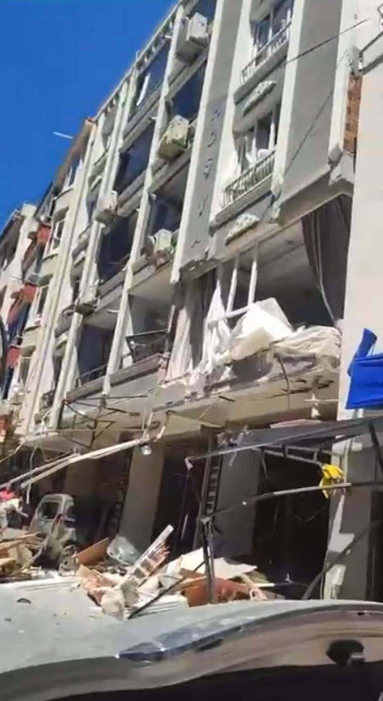 İzmir'de unlu mamuller işletmesinde patlama; yaralılar var
