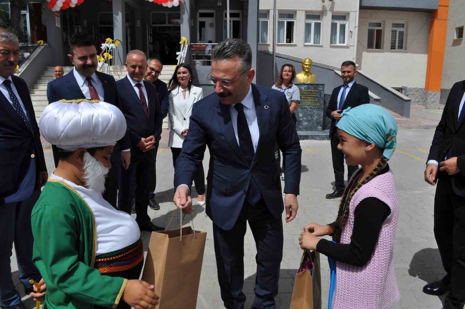 İlkokulu öğrencileri karnelerini Vali Aksoy’un elinden aldı