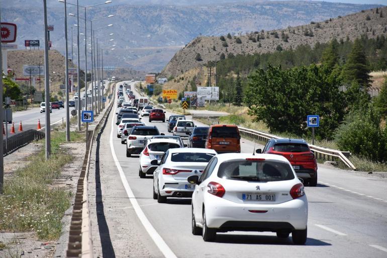 'Kilit kavşak' Kırıkkale'de, bayram dönüşü trafiği