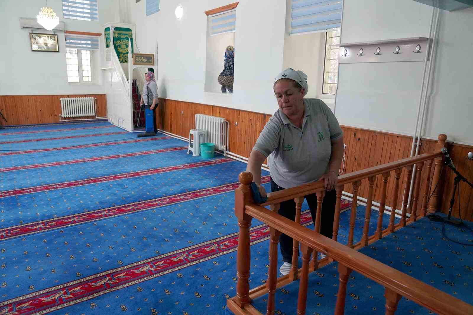 Tepebaşı’ndaki camilerde Kurban Bayramı temizliği