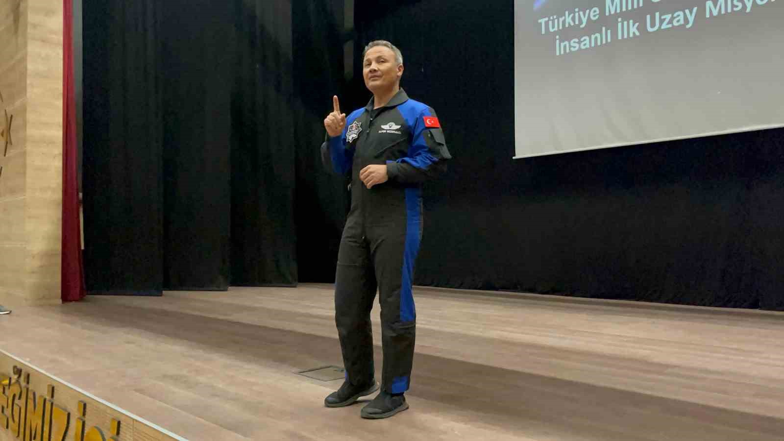 İlk Türk astronotu Alper Gezeravcı Eskişehir’de öğrencilerle buluştu