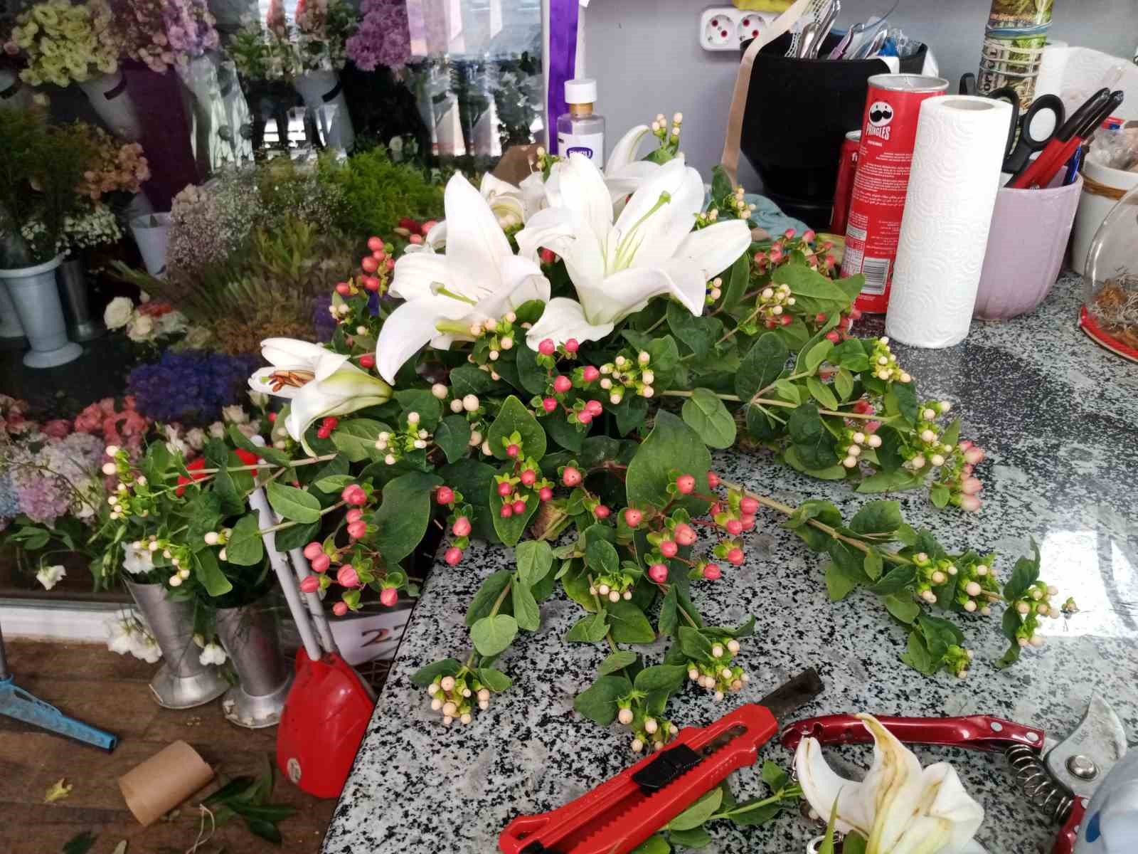 Düğün sezonunun açılmasıyla çiçekçilerin ’gelin arabası’ yoğunluğu başladı