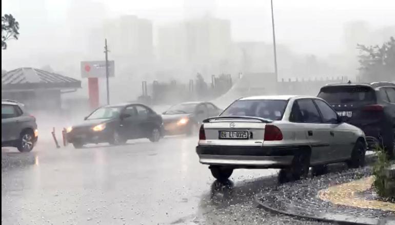 Ankara'da dolu ve sağanak etkili oldu