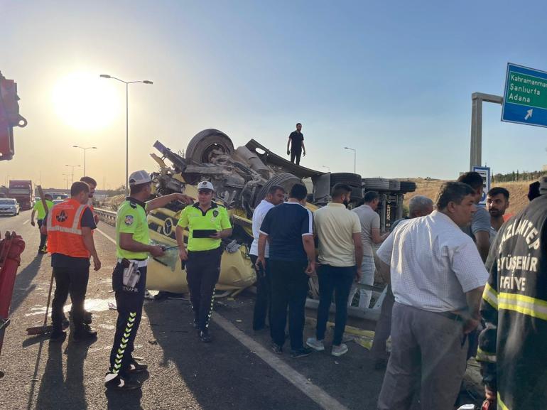 Kamyon, çarptığı TIR'ın üstünde asılı kaldı: 1 ölü, 2 yaralı