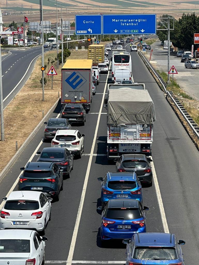 Tekirdağ'dan İstanbul yönüne araç yoğunluğu bugün de sürüyor