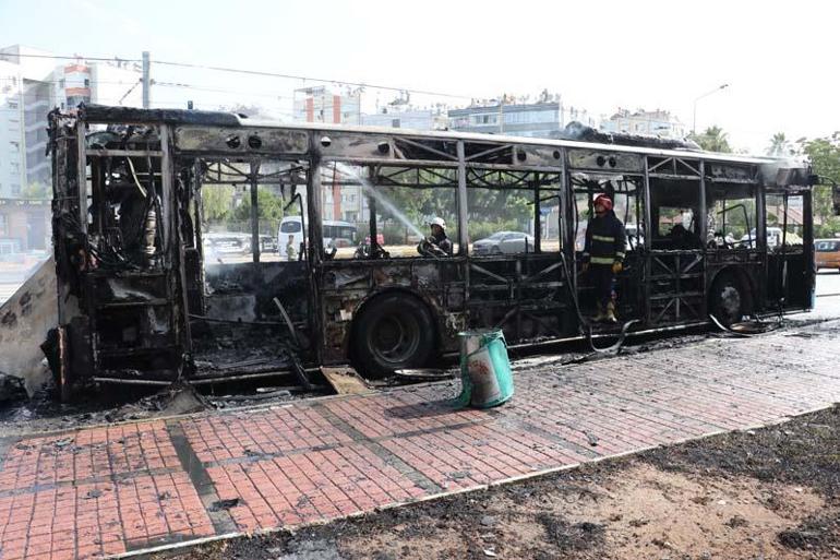 Seyir halinde alev alan halk otobüsü küle döndü; o anlar kamerada