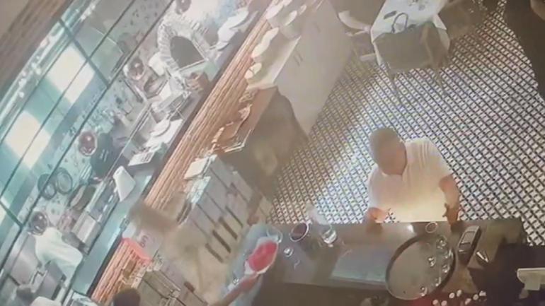 Kadıköy'de restoranın asma tavanının çöktüğü anlar kamerada