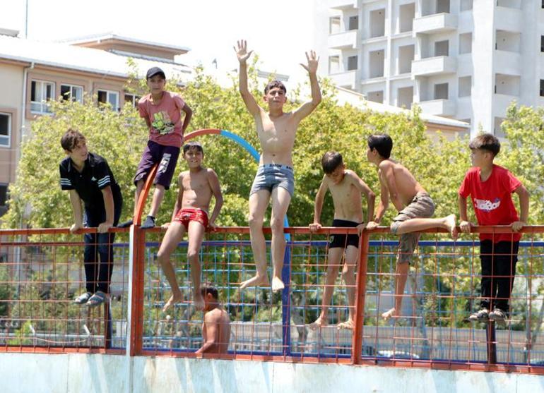 Adana’da termometreleri 43’ü gösterdi; çocuklar sulama kanallarında serinledi
