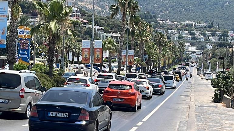 Tatilciler dönüş yolunda; Bodrum'dan 24 saatte 30 bin araç çıkış yaptı