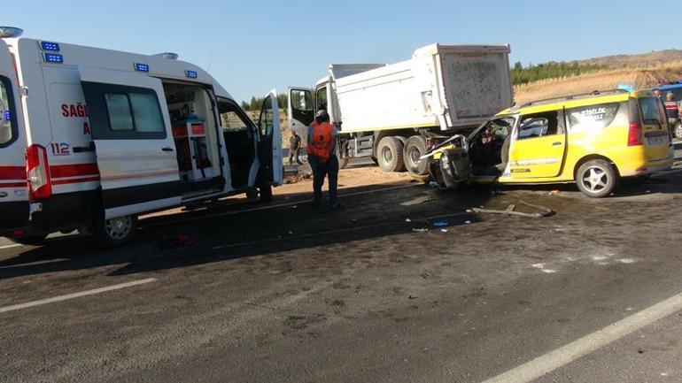 Kilis’te, kamyon ile taksi çarpıştı: 2 ölü, 8 yaralı