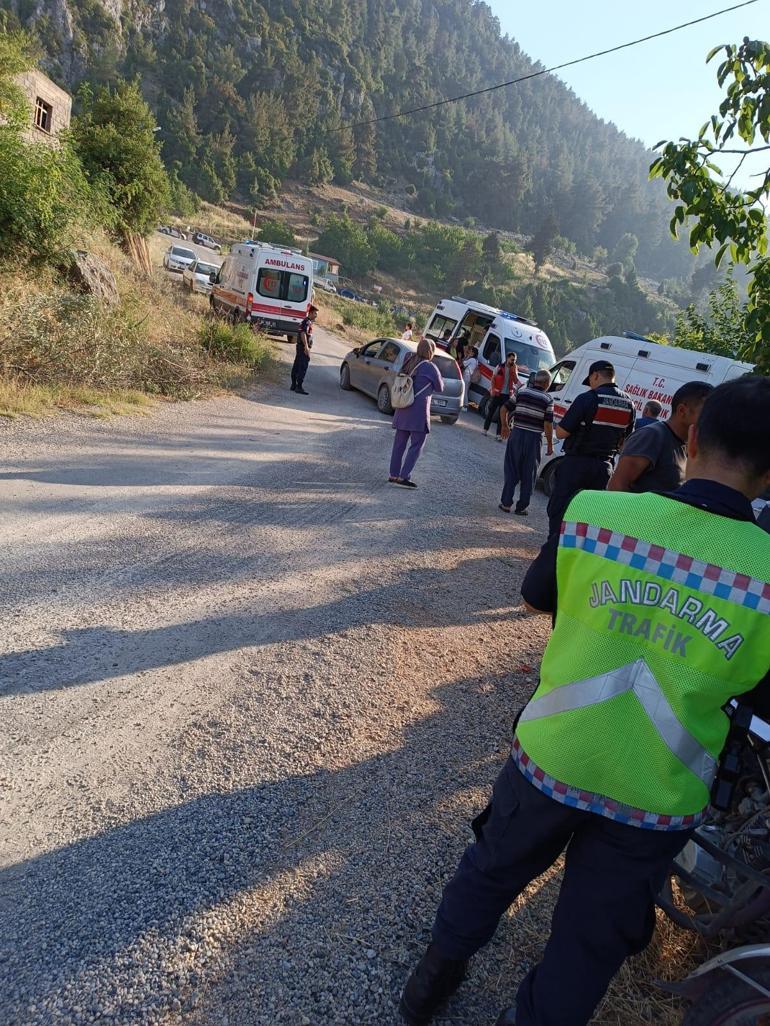 Mersin'de minibüs devrildi: 1'i ağır, 11 yaralı