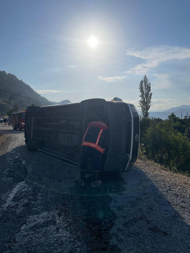 Mersin'de minibüs devrildi: 1'i ağır, 11 yaralı