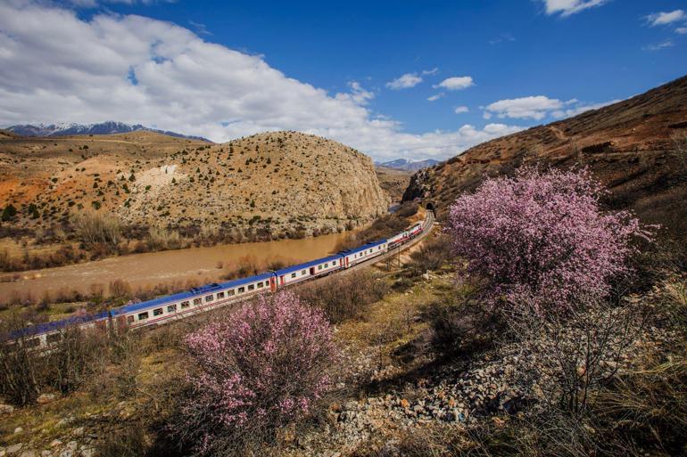 Bakan Uraloğlu: Turistlik Tatvan Treni, 24 Haziran'da yola çıkıyor
