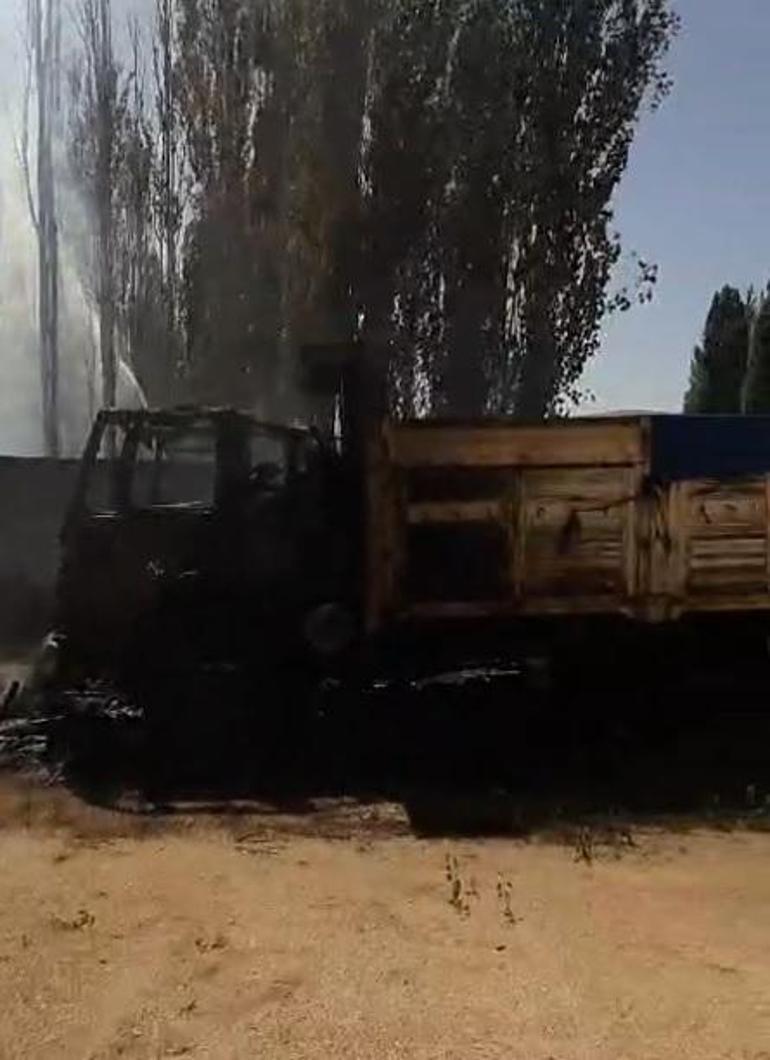 Sivas'ta örtü yangınında 2 kamyon ve 4 deprem konteyneri yandı