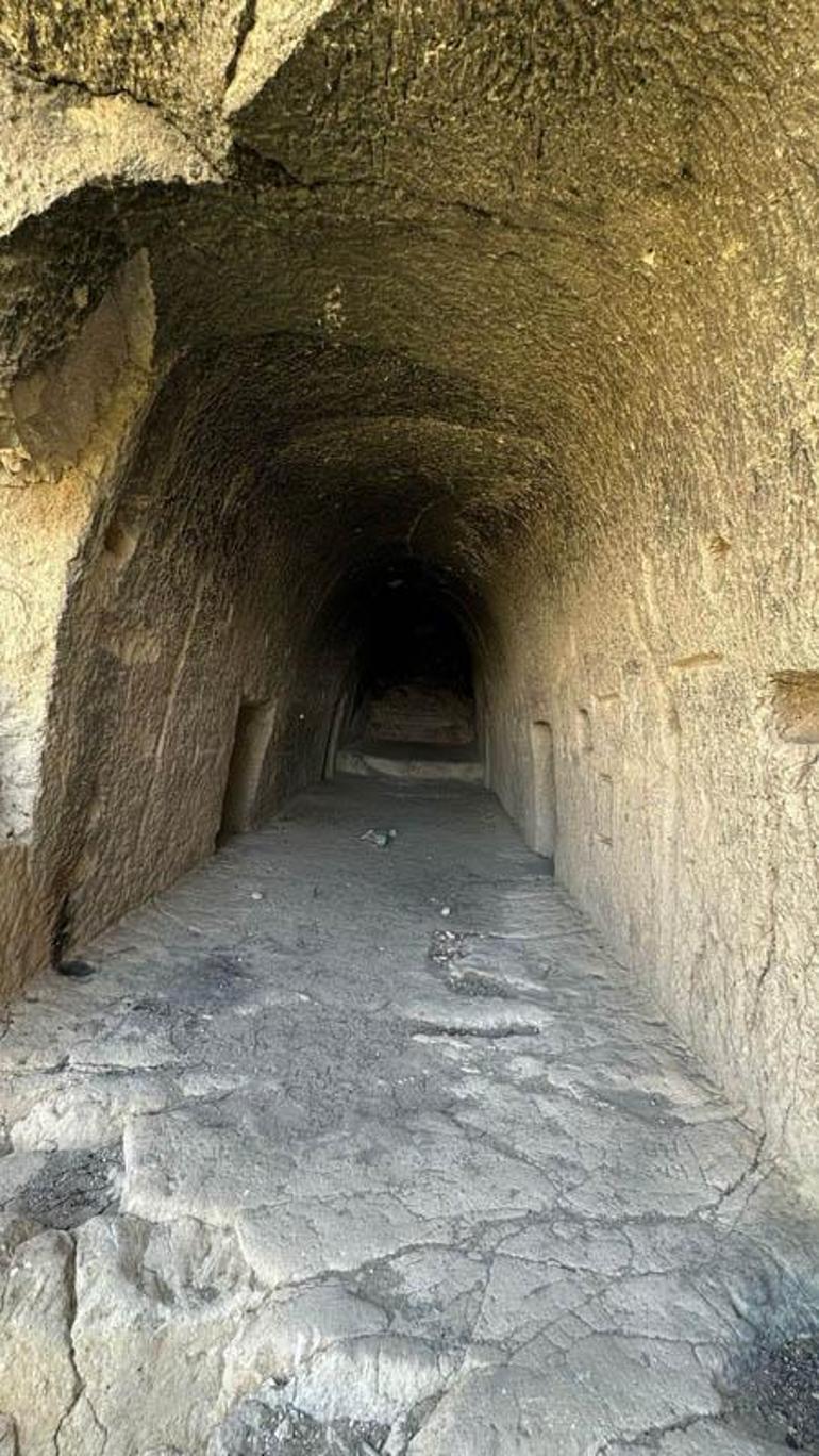 Roma dönemine ait kaya mezarlar delik deşik edilmiş