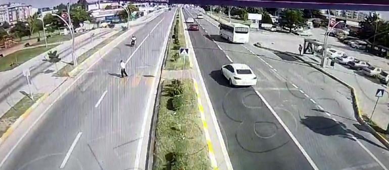 Edirne'de motosikletin yaya geçidinde çarptığı yaşlı adam ağır yaralandı; kaza kamerada
