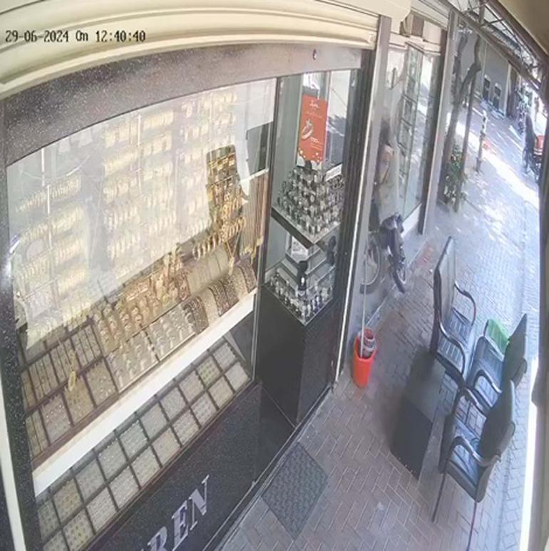 Sürücüsünün fenalaştığı motosikletin kuyumcu dükkanına girdiği kaza kamerada