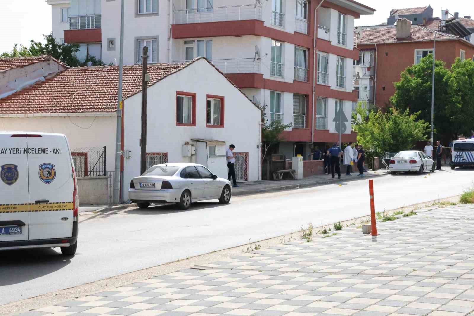 Adana’dan Eskişehir’e gelerek kızını ve torununu sokak ortasında öldürdü
