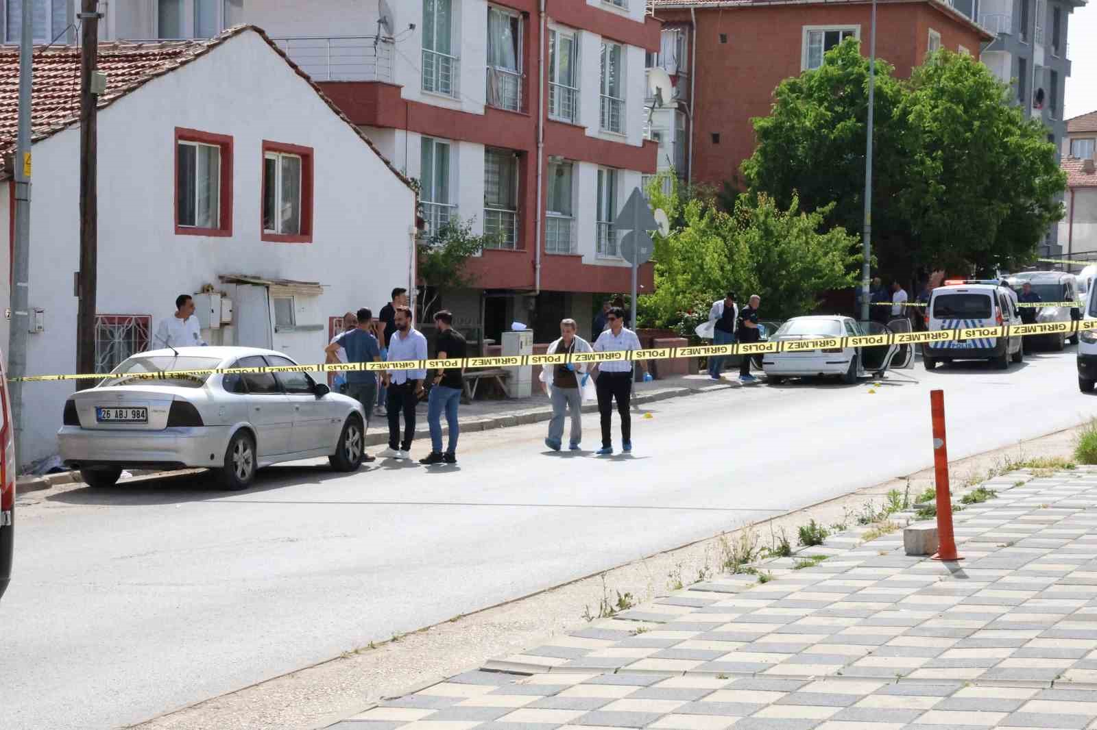 Adana’dan Eskişehir’e gelerek kızını ve torununu sokak ortasında öldürdü