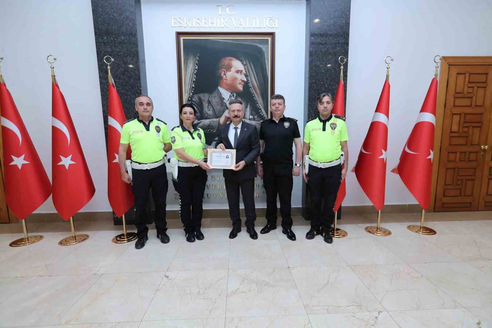 Vali Aksoy, yolculara emniyet kemeri uyarısı yapan polise başarı belgesi verdi