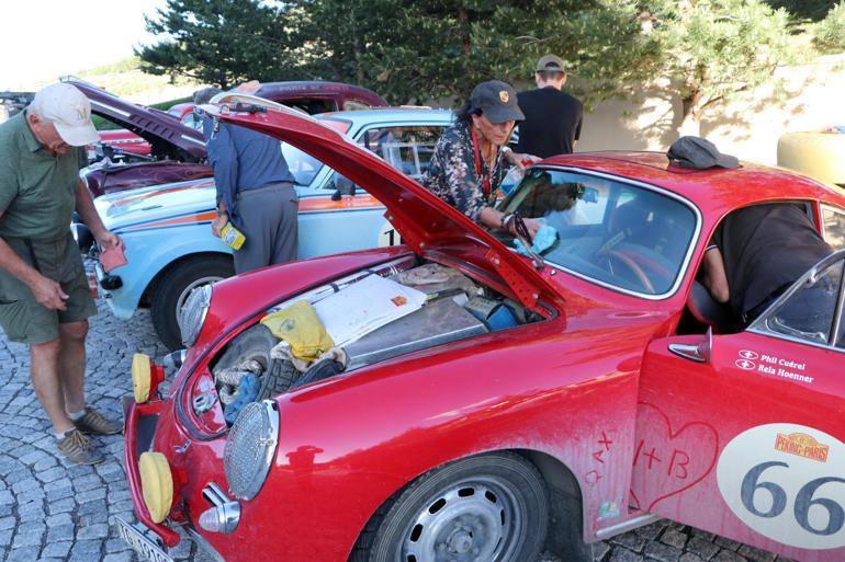 Pekin-Paris Otomobil Rallisi'ne katılan ekipler, klasik araçları ile Erzurum'a geldi