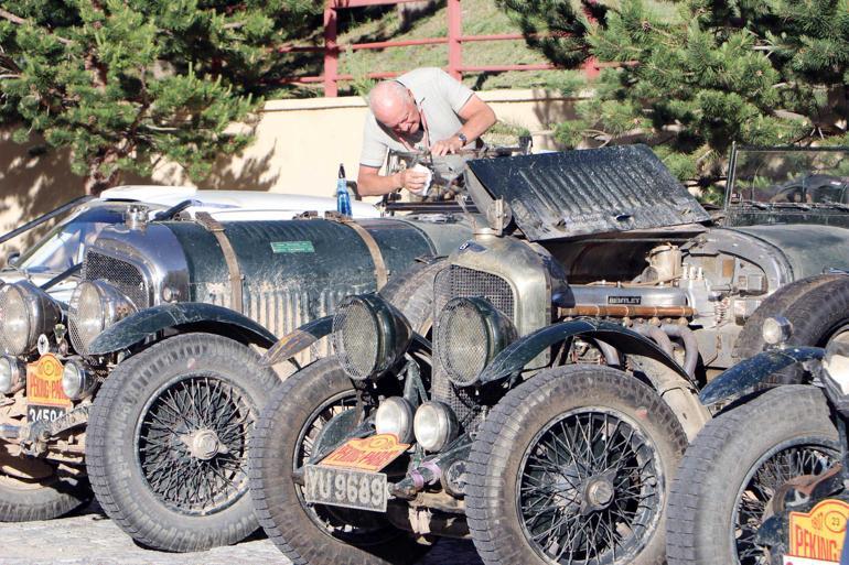 Pekin-Paris Otomobil Rallisi'ne katılan ekipler, klasik araçları ile Erzurum'a geldi